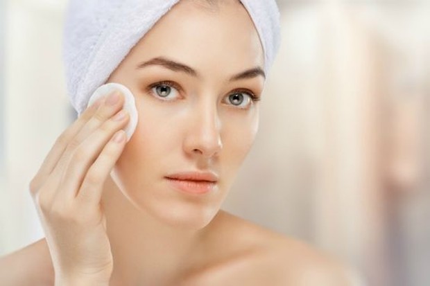 Meminimalisir Pelebaran Pori-pori/Foto:Pinterest.com Penggunaan toner juga bermanfaat untuk mengecilkan pori-pori dan mencegah adanya penyumbatan kotoran pada kulit.