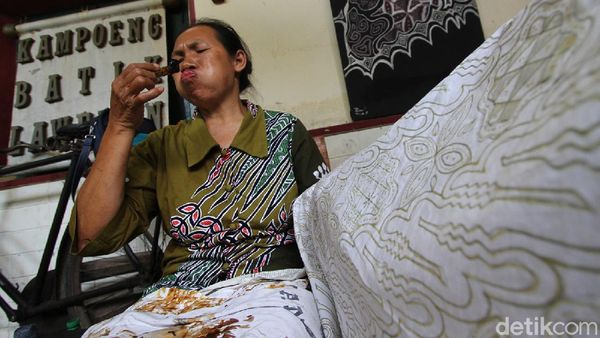 Menengok Aktivitas Para Seniman Batik di Laweyan