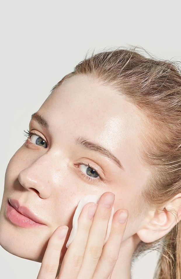 Menyeimbangkan Kadar pH Kulit/foto:Pinterest.com Toner bermanfaat untuk menyeimbangkan kadar ph kulit supaya tetap terjaga dan terhindar dari kulit kering.