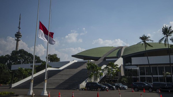 MERAH PUTIH SETENGAH TIANG DI PARLEMEN Bendera Merah Putih berkibar setengah tiang di kompleks Parlemen, Jakarta, Rabu (30/9/2020). Pengibaran bendera setengah tiang itu dalam itu untuk memperingati peristiwa Gerakan 30 September 1965. ANTARA FOTO/Aditya Pradana Putra/foc.