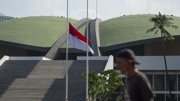 MERAH PUTIH SETENGAH TIANG DI PARLEMEN Bendera Merah Putih berkibar setengah tiang di kompleks Parlemen, Jakarta, Rabu (30/9/2020). Pengibaran bendera setengah tiang itu dalam itu untuk memperingati peristiwa Gerakan 30 September 1965. ANTARA FOTO/Aditya Pradana Putra/foc.