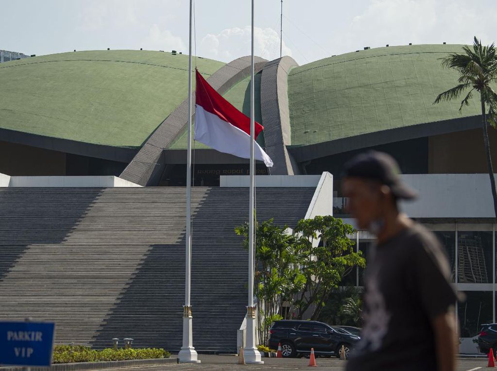 Bendera Setengah Tiang Mejeng di Parlemen Bendera Setengah Tiang Mejeng di Parlemen