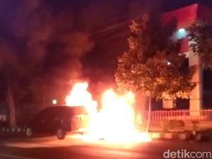 Sebuah Mobil Terbakar Saat Antre Isi BBM di Kediri