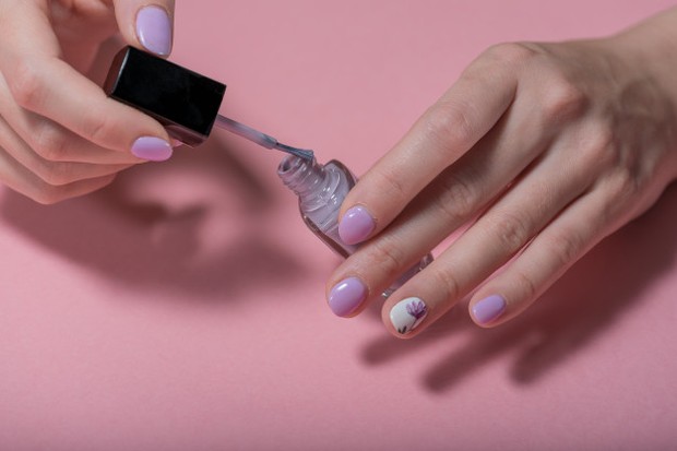 Mulailah Membuat Nail Art/Freepik.com/ Tips Nail Art