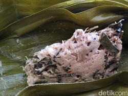 Pangkasan Bagian Atas Bungkus Botok Menunjukkan Isiannya