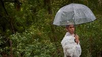 Korban Corona Masih Tinggi, Model Paris Fashion Week Catwalk di Taman
