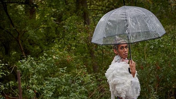Korban Corona Masih Tinggi, Model Paris Fashion Week Catwalk di Taman