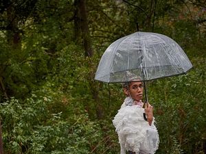 Korban Corona Masih Tinggi, Model Paris Fashion Week Catwalk di Taman