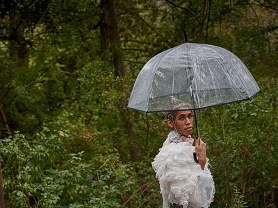 Korban Corona Masih Tinggi, Model Paris Fashion Week Catwalk di Taman