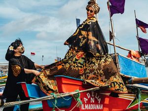 Susi Pudjiastuti Berpose di Perahu Nelayan, Anne Avantie: Modelnya Profesional!
