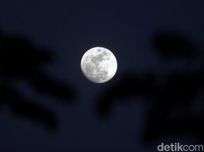 Seperti Ini Penampakan Bulan Purnama di Langit Depok