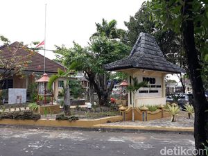 Kantor Pemkab-DPRD Gunungkidul Kibarkan Bendera Setengah Tiang