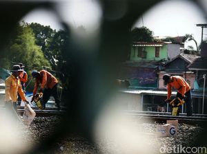 Foto Perawatan Rel Kereta Api di Pasar Minggu Foto Perawatan Rel Kereta Api di Pasar Minggu