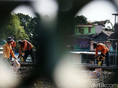 Foto Perawatan Rel Kereta Api di Pasar Minggu