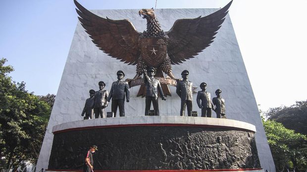 Petugas membersihkan area Monumen Pancasila Sakti di Lubang Buaya, Jakarta Timur, Rabu (30/9/2020). Peringatan Hari Kesaktian Pancasila akan diselenggarakan pada tanggal 1 Oktober 2020 di lokasi tersebut. ANTARA FOTO/Asprilla Dwi Adha/aww.