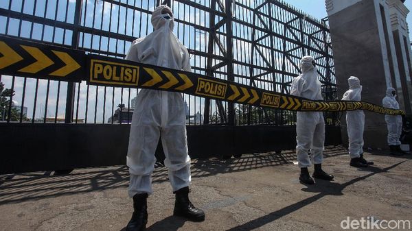 Polisi Ber-APD Amankan Demo Buruh di DPR