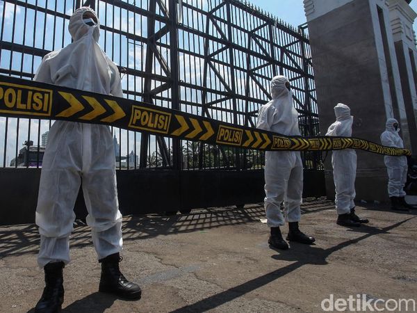 Polisi Ber-APD Amankan Demo Buruh di DPR