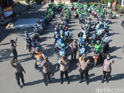 100 Pengemudi Ojol Dapat Paket Sembako di Tengah Pandemi COVID-19