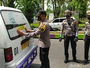 Cegah Corona, Polisi Ciamis Pasangi Angkot-Bus Stiker Ayo Pakai Masker