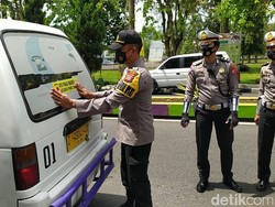 Cegah Corona, Polisi Ciamis Pasangi Angkot-Bus Stiker Ayo Pakai Masker