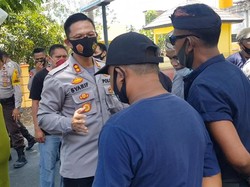 Polisi Bubarkan Massa Pendukung Paslon SUKA yang Ricuh di Bawaslu Dompu