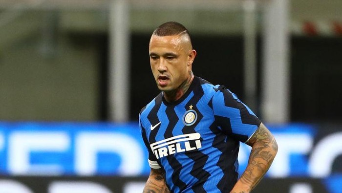 MILAN, ITALY - SEPTEMBER 26:  Radja Nainggolan of FC Internazionale in action during the Serie A match between FC Internazionale and ACF Fiorentina at Stadio Giuseppe Meazza on September 26, 2020 in Milan, Italy.  (Photo by Marco Luzzani/Getty Images)