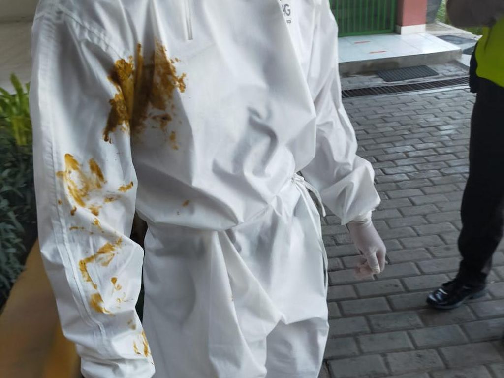 Satgas COVID-19 di Surabaya Dilumuri Kotoran Oleh Istri Pasien Satgas COVID-19 di Surabaya Dilumuri Kotoran Oleh Istri Pasien