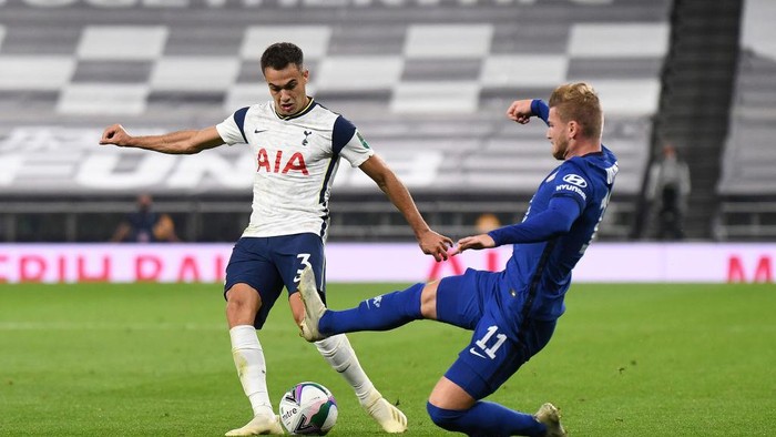 LONDON, ENGLAND - SEPTEMBER 29: Timo Werner of Chelsea tackles Sergio Reguilon of Tottenham Hotspur during the Carabao Cup fourth round match between Tottenham Hotspur and Chelsea at Tottenham Hotspur Stadium on September 29, 2020 in London, England. Football Stadiums around United Kingdom remain empty due to the Coronavirus Pandemic as Government social distancing laws prohibit fans inside venues resulting in fixtures being played behind closed doors. (Photo by Neil Hall - Pool/2020 Getty Images)