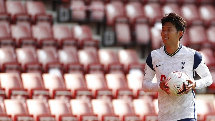 Tottenhams Son Heung-min holds the ball at the end of the English Premier League soccer match between Southampton and Tottenham Hotspur at St. Marys Stadium in Southampton, England, Sunday, Sept. 20, 2020. (Andrew Boyers/Pool via AP)