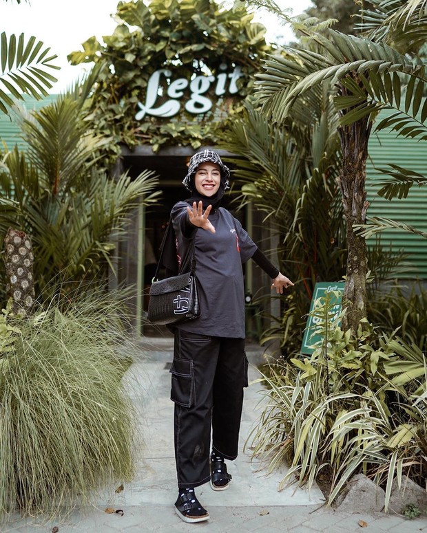 Penampilan Aghnia Punjabi yang tetap stylish saat hamil.