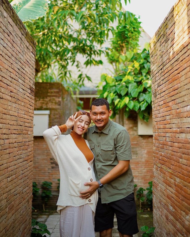 Momen kebersamaan Aghnia Punjabi yang mengenakan outfit stylish dengan sang suami.