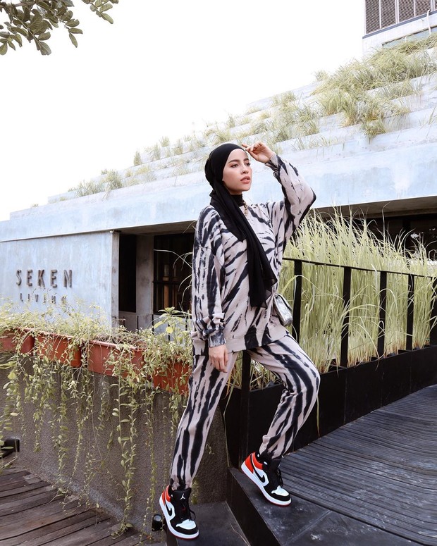Inspirasi Gaya Aghnia Punjabi Tetap Stylish Dengan Perut Besar