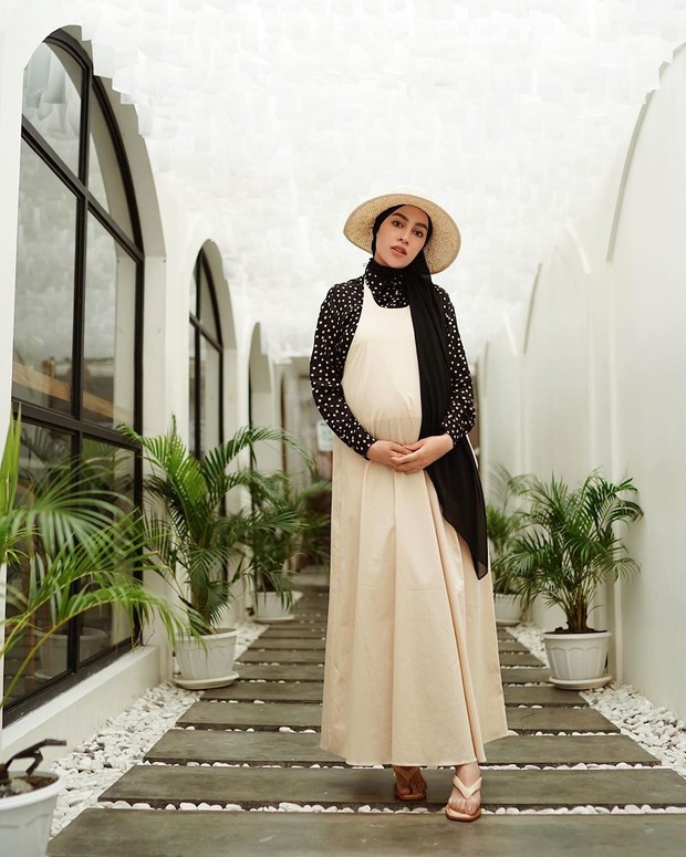 Potret cantik 'bumil' Aghnia Punjabi dengan long dress yang memesona.