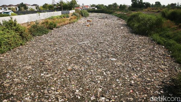 Jorok! Sungai di Bekasi Ini Dipenuhi Sampah
