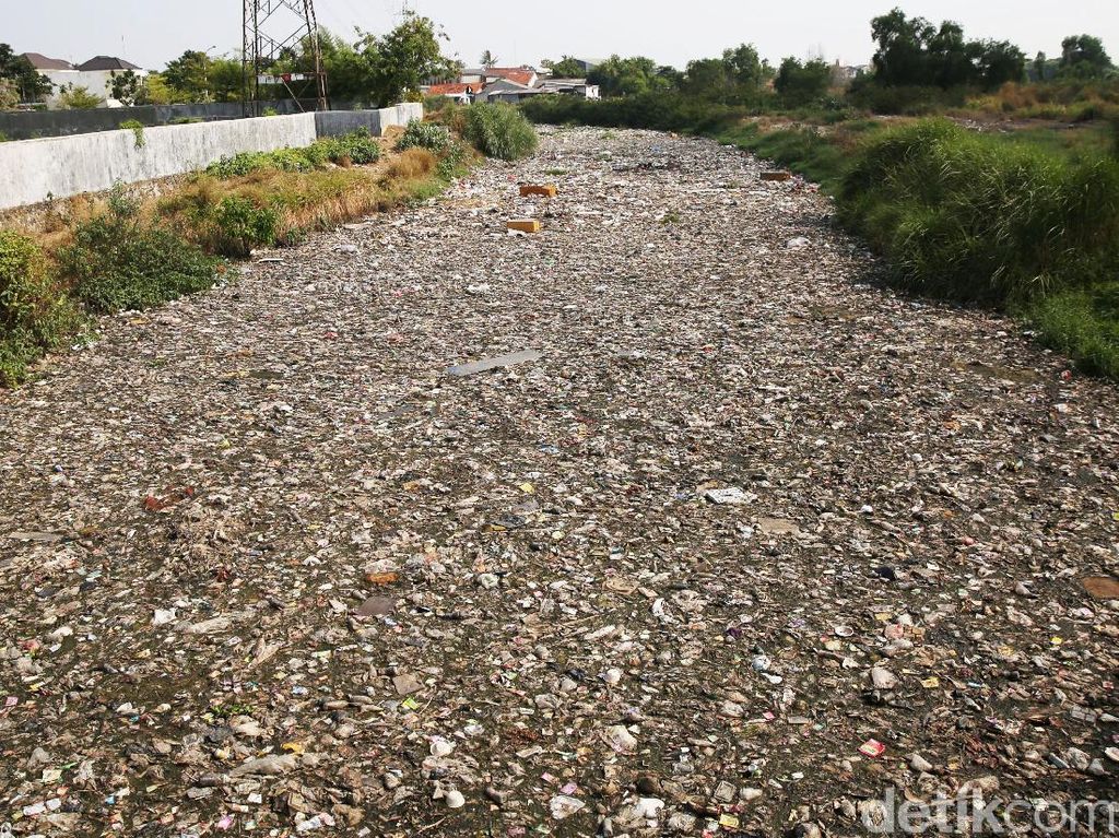 Jorok! Sungai di Bekasi Ini Dipenuhi Sampah
