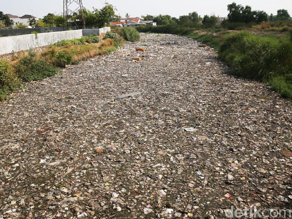 Jorok! Sungai di Bekasi Ini Dipenuhi Sampah Jorok! Sungai di Bekasi Ini Dipenuhi Sampah