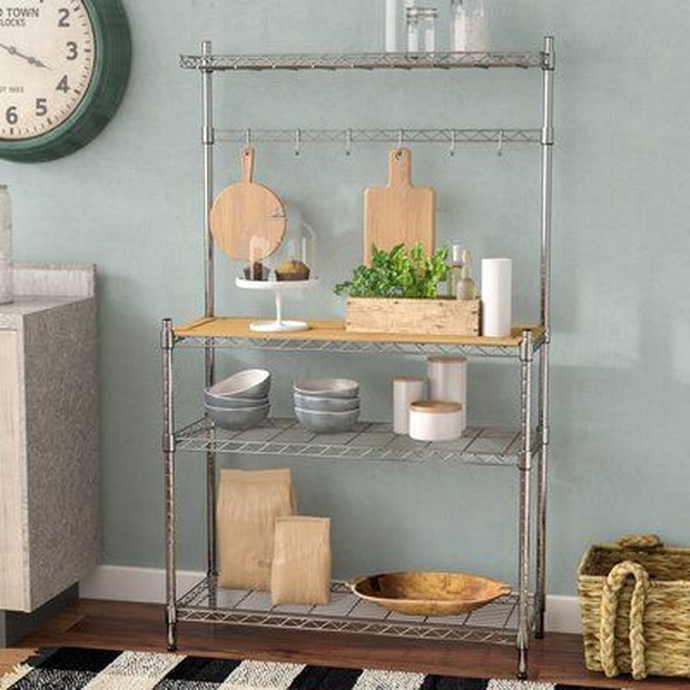 Bisa sediakan rak multifungsi atau gantungan dinding untuk perabotan ekstra.