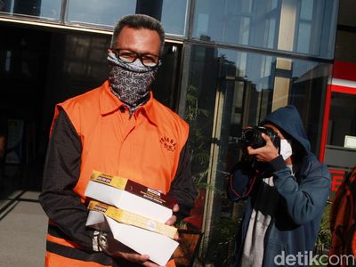 Tersangka Korupsi Rp 202 M Ini Hepi Banget Bawa 2 Nasi Kotak