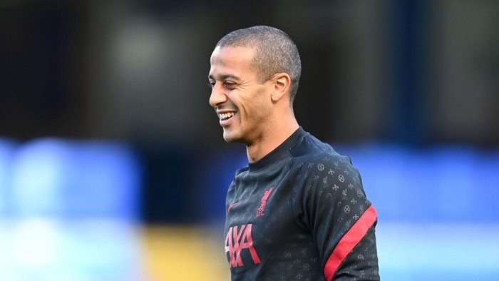LONDON, ENGLAND - SEPTEMBER 20: Thiago Alcantara of Liverpool warms up prior to the Premier League match between Chelsea and Liverpool at Stamford Bridge on September 20, 2020 in London, England. (Photo by Michael Regan/Getty Images)