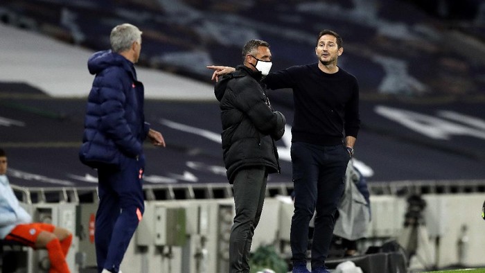 LONDON, ENGLAND - SEPTEMBER 29: Frank Lampard, Manager of Chelsea speaks with Jose Mourinho, Manager of Tottenham Hotspur during the Carabao Cup fourth round match between Tottenham Hotspur and Chelsea at Tottenham Hotspur Stadium on September 29, 2020 in London, England. Football Stadiums around United Kingdom remain empty due to the Coronavirus Pandemic as Government social distancing laws prohibit fans inside venues resulting in fixtures being played behind closed doors. (Photo by Matt Dunham - Pool/Getty Images)