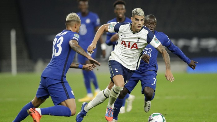 Tottenhams Erik Lamela, takes the ball as Chelseas Emerson Palmieri, left, and NGolo Kante, right, follow during the English League Cup fourth round soccer match between Tottenham Hotspur and Chelsea at Tottenham Hotspur Stadium in London, England, Tuesday, Sept. 29, 2020.(Matt Dunham/Pool via AP)