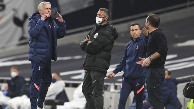 Tottenham's manager Jose Mourinho, left, and Chelsea's head coach Frank Lampard gesture to each other during the English League Cup fourth round soccer match between Tottenham Hotspur and Chelsea at Tottenham Hotspur Stadium in London, England, Tuesday, Sept. 29, 2020.(Neil Hall/Pool via AP)