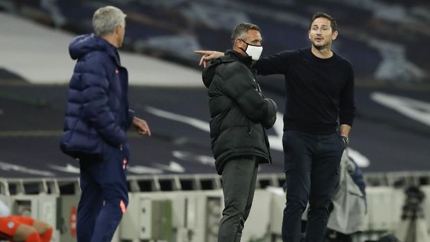 Chelsea's head coach Frank Lampard, right, gestures during the English League Cup fourth round soccer match between Tottenham Hotspur and Chelsea at Tottenham Hotspur Stadium in London, England, Tuesday, Sept. 29, 2020.(Matt Dunham/Pool via AP)