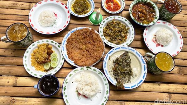Asyiknya Makan Siang di Warung Tuman yang Ada di Tengah Kebun