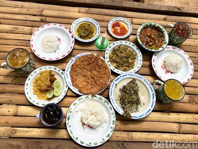 Asyiknya Makan Siang di Warung Tuman yang Ada di Tengah Kebun