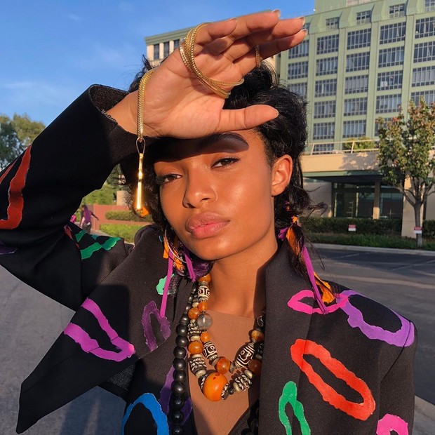 Yara selalu terlihat fashionable dengan item fesyen pilihannya