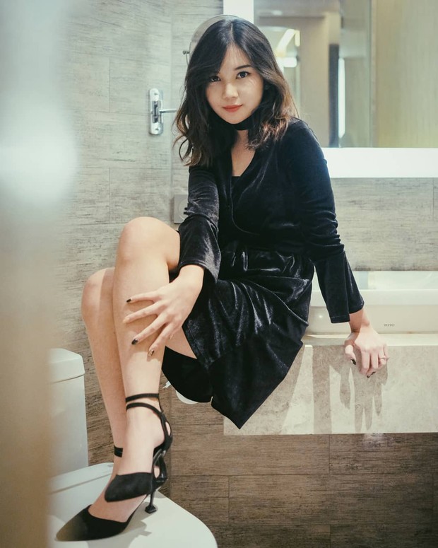 Mengenakan outfit serba hitam, Yuriva terlihat sangat ciamik