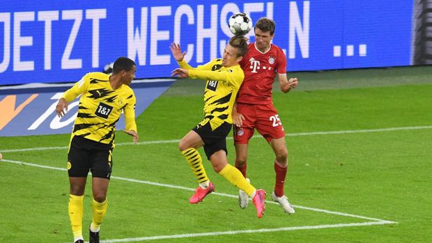 MUNICH, GERMANY - SEPTEMBER 30: Bayern Munich's Thomas Muller scores their second goal during the Supercup 2020 match between FC Bayern München and Borussia Dortmund at Allianz Arena on September 30, 2020 in Munich, Germany. (Photo by Andreas Gebert - Pool/Getty Images )