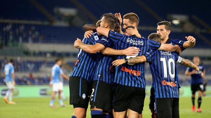 ROME, ITALY - SEPTEMBER 30:  Hans Hateboer with his teammates of Atalanta BC celebrates after scoring the teams second goal during the Serie A match between SS Lazio and Atalanta BC at Stadio Olimpico on September 30, 2020 in Rome, Italy.  (Photo by Paolo Bruno/Getty Images)