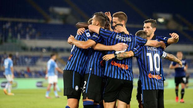 ROME, ITALY - SEPTEMBER 30:  Hans Hateboer with his teammates of Atalanta BC celebrates after scoring the team's second goal during the Serie A match between SS Lazio and Atalanta BC at Stadio Olimpico on September 30, 2020 in Rome, Italy.  (Photo by Paolo Bruno/Getty Images)